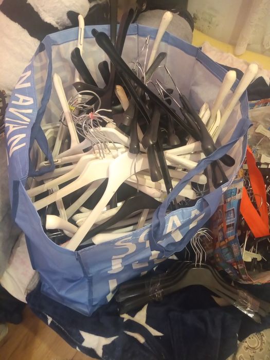 Wieszaki ubraniowe plastikowe