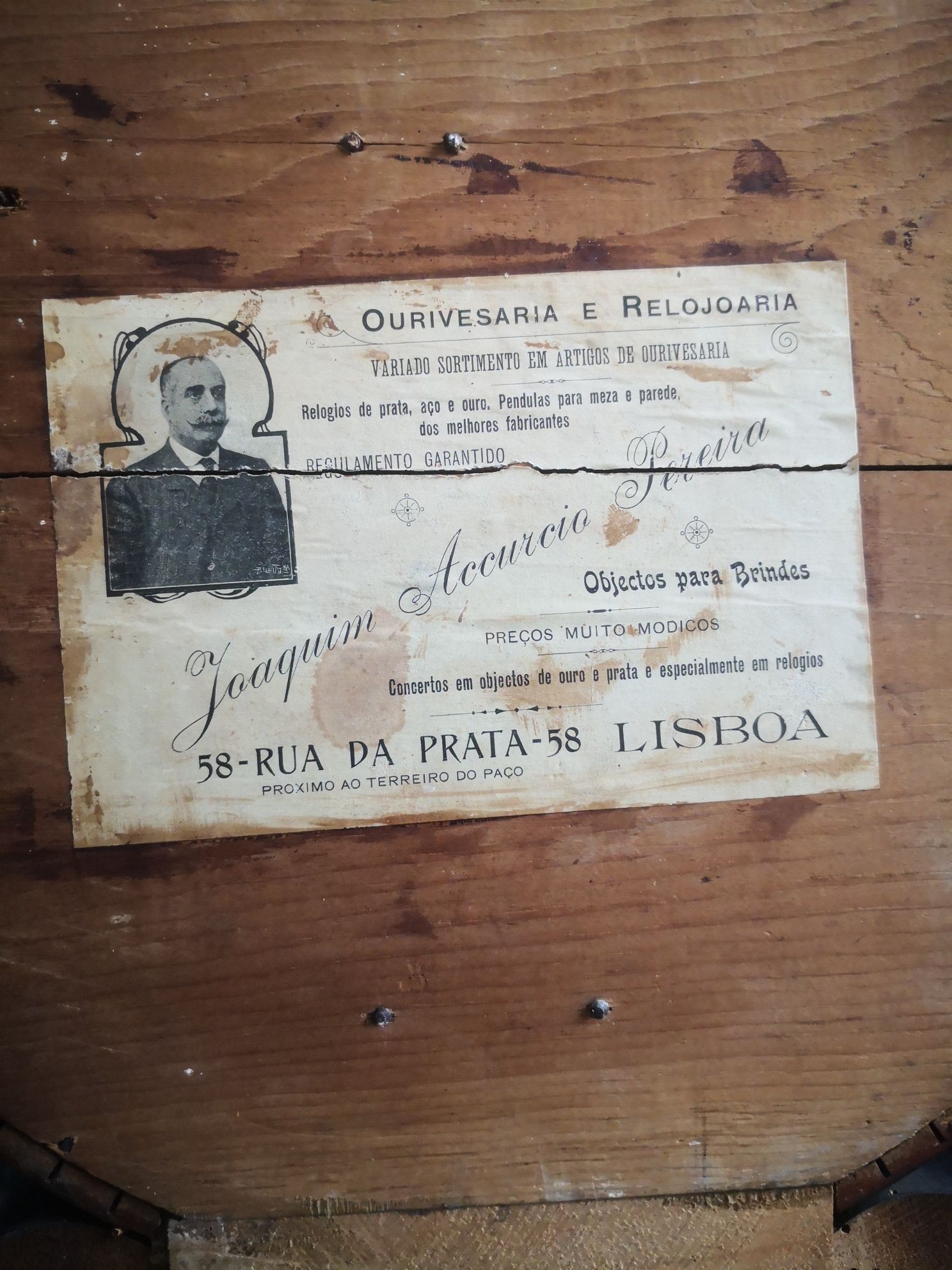 Relógio de Parede com pendulo em forma de Oito