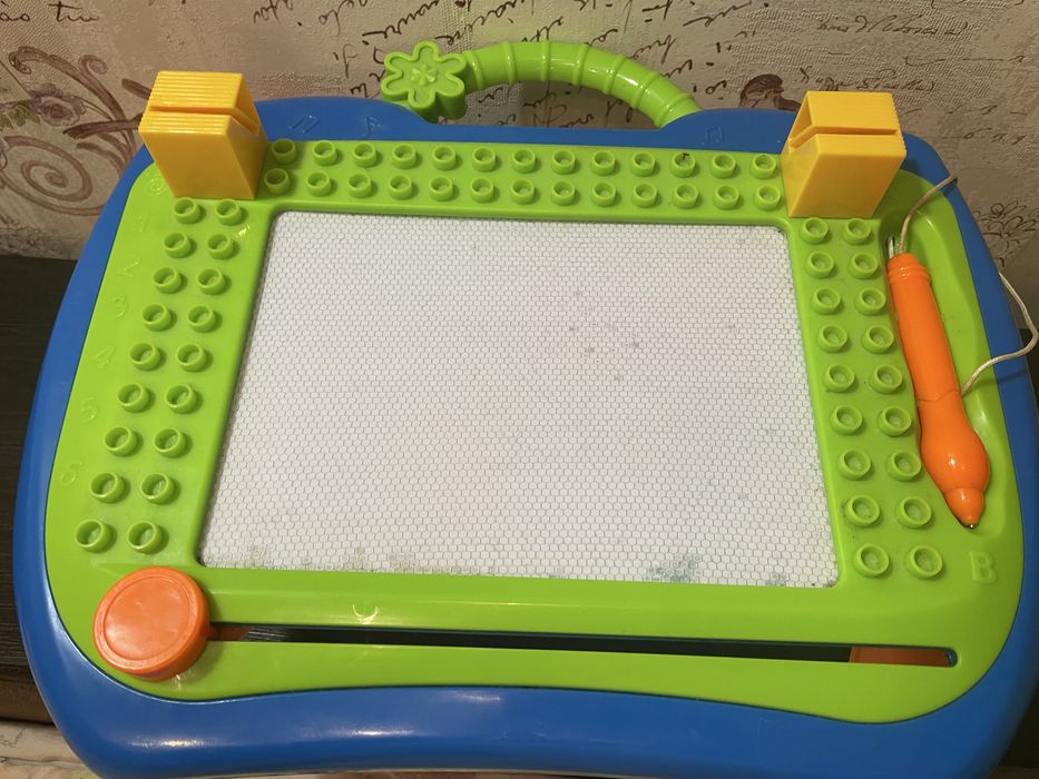 детский столик для рисования с цветной магнитной доской