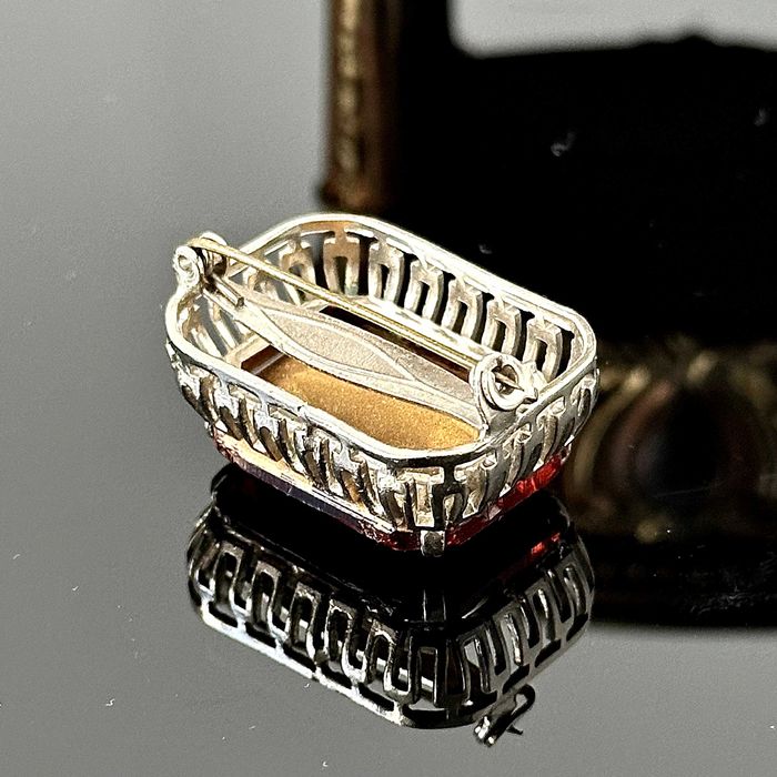 Srebrna broszka z kamieniem cytrynowym z Anglii końca lat 60. XX wieku