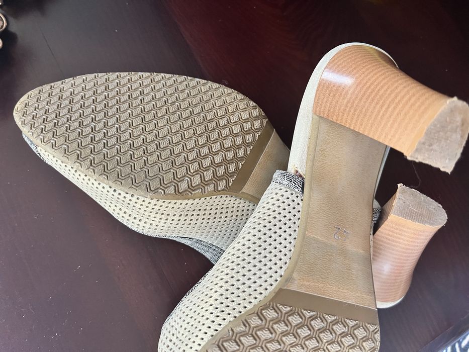 Босоніжки із відкритою пʼятою.