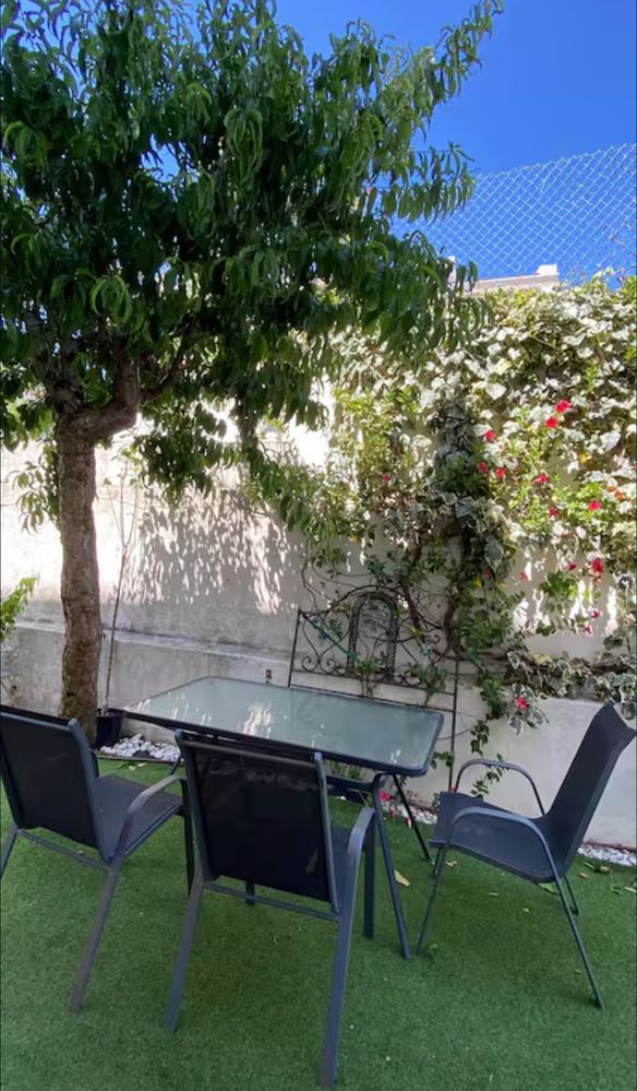 Mesa e cadeiras de jardim, bonitas e práticas, em muito bom estado