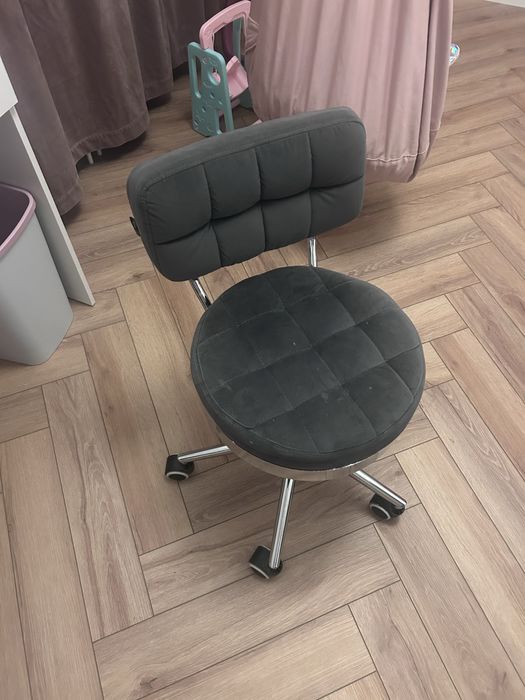Fotel krzeslo taboret kosmetyczny szary regulowany na kolkach
