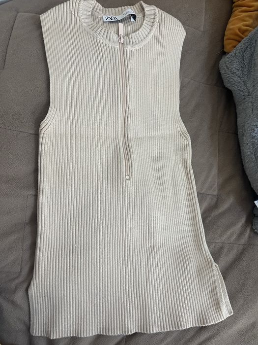 Жіноча  трикотажний жилет Zara з коміром на блискавці.