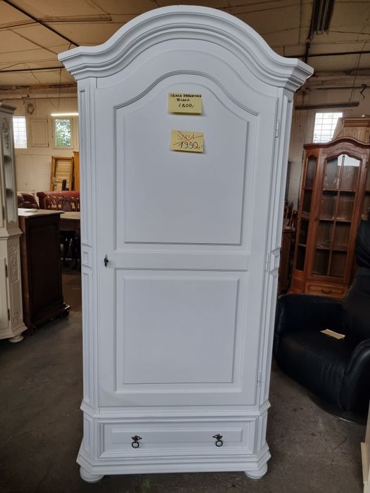 szafa drewniana biała po renowacji