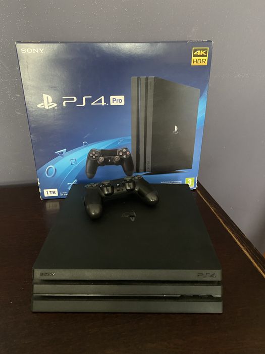 Konsola PS4 Pro (1TB) + pad i okablowanie
