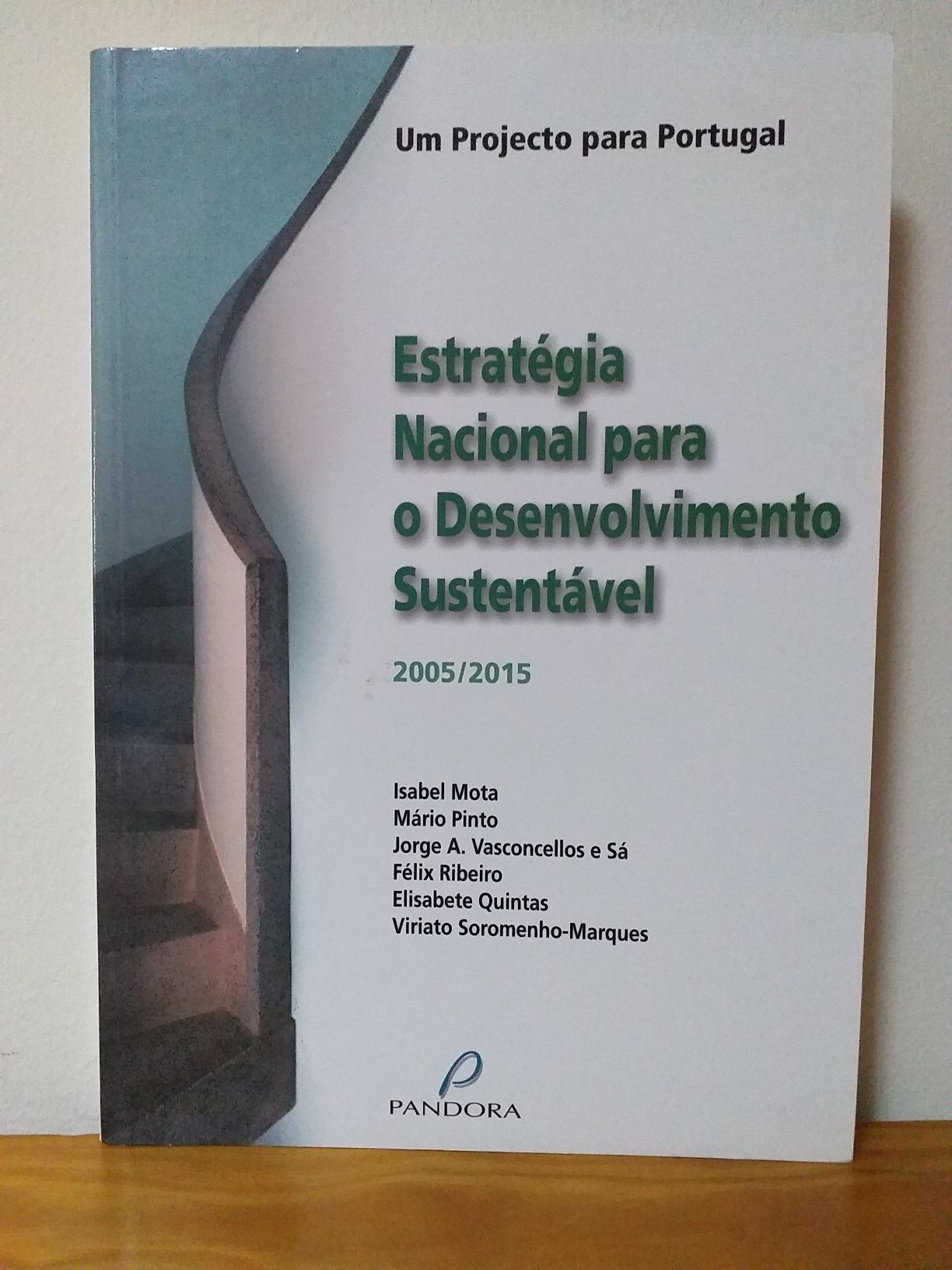 Livro sobre a estratégia para o desenvolvimento sustentável