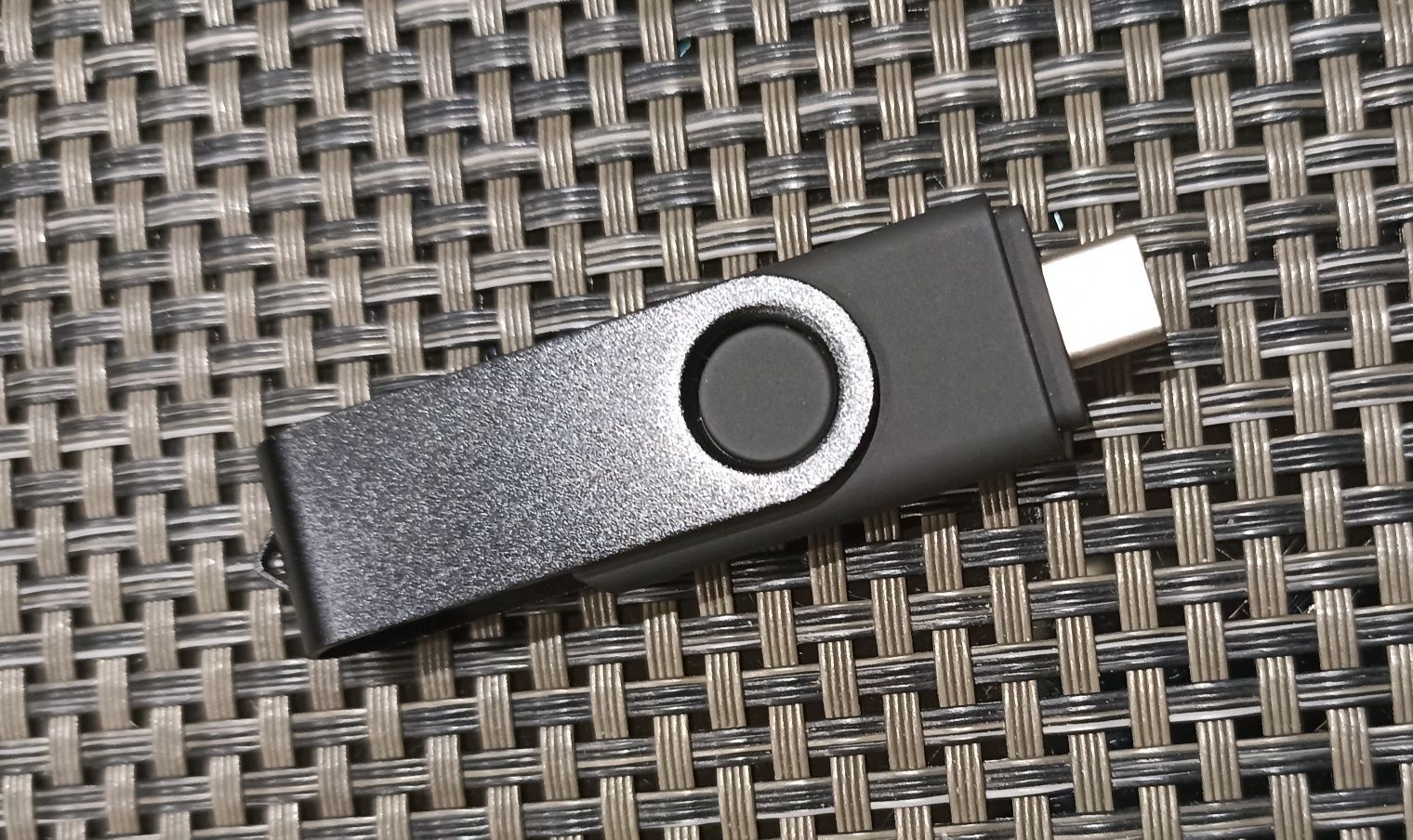 Pen Drive 64 GB com vantagem para duas entradas, não só USB..