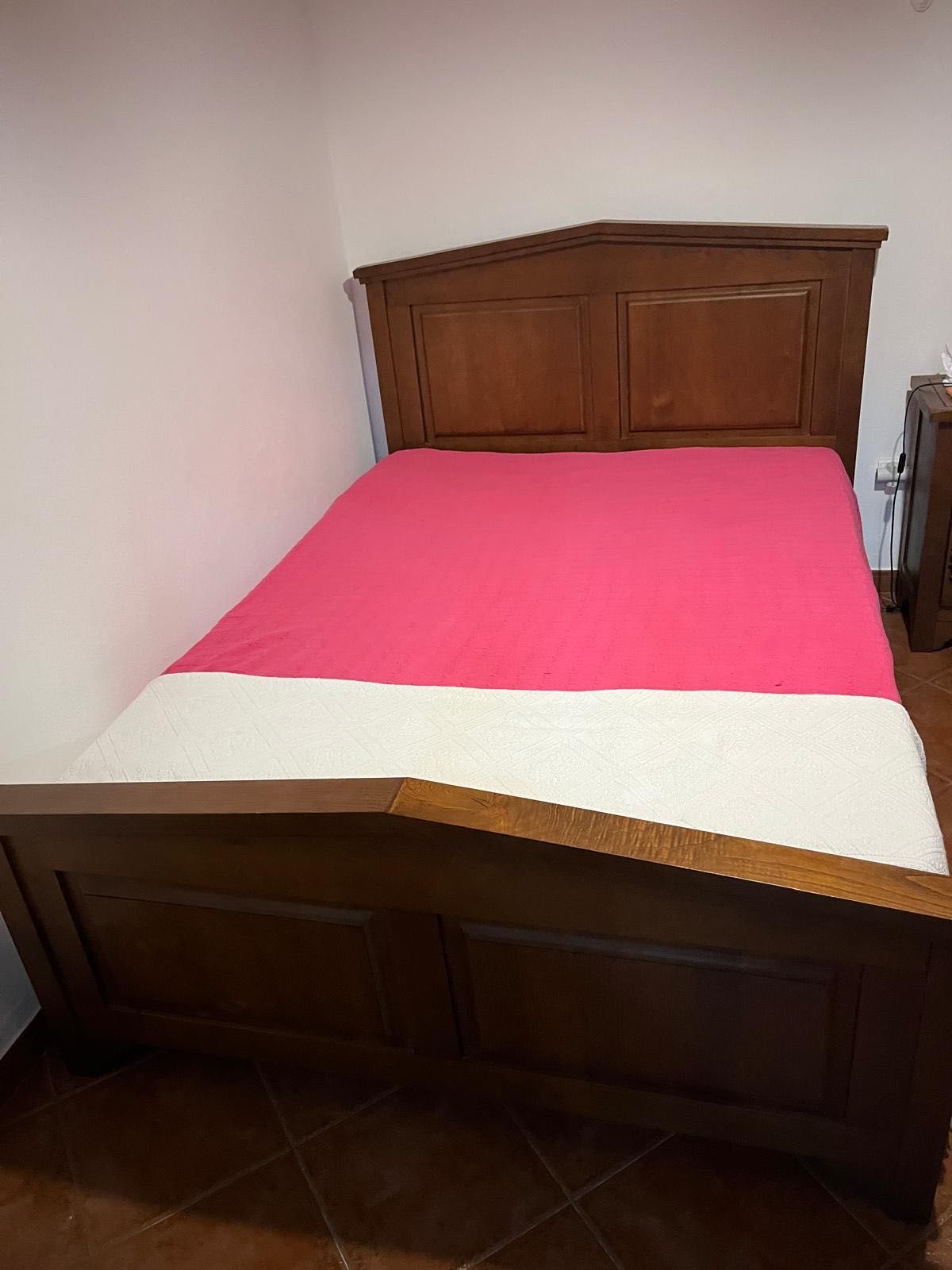 Cama de casal + colchão + 2 mesas cabeceira