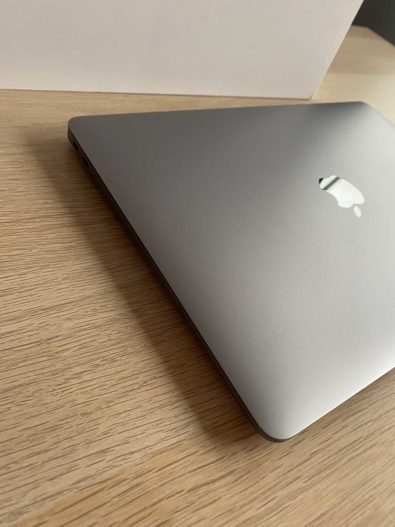 Macbook Air 13 M1 / SSD 512 GB SpaceGray + dodatkowe akcesoria