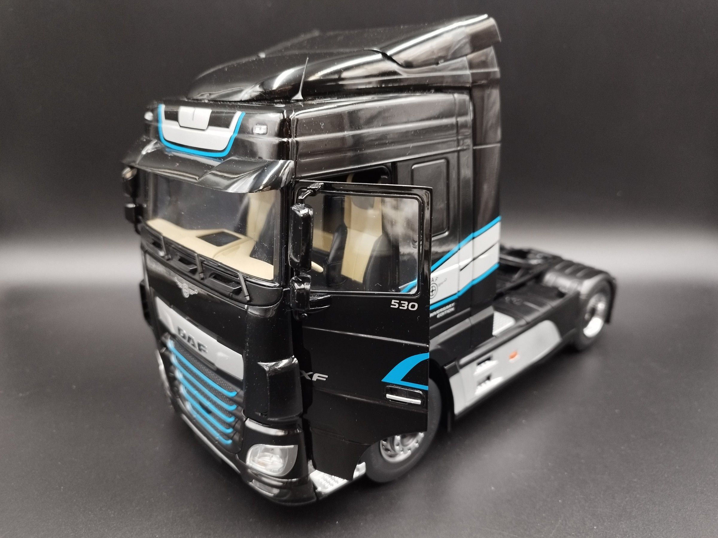 1:18 Premium ClassiXXs 2018 DAF XF Space Cab Black model nowy