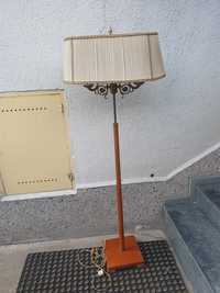 Zabytkowa lampa stojaca