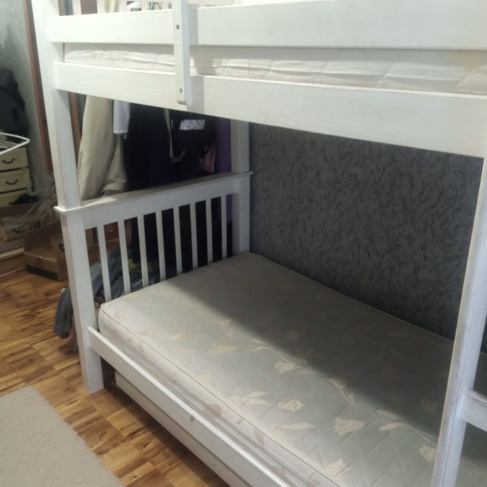 Двоярусне ліжко з матрасами