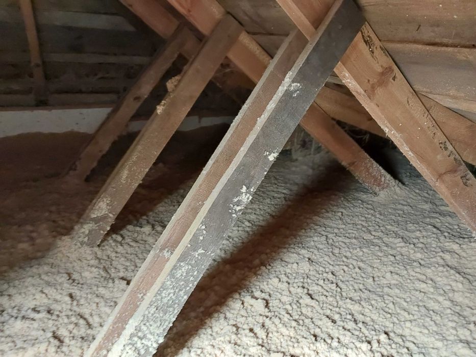 Ocieplenia poddaszy dachów celuloza, wełna drzewna, piana pur