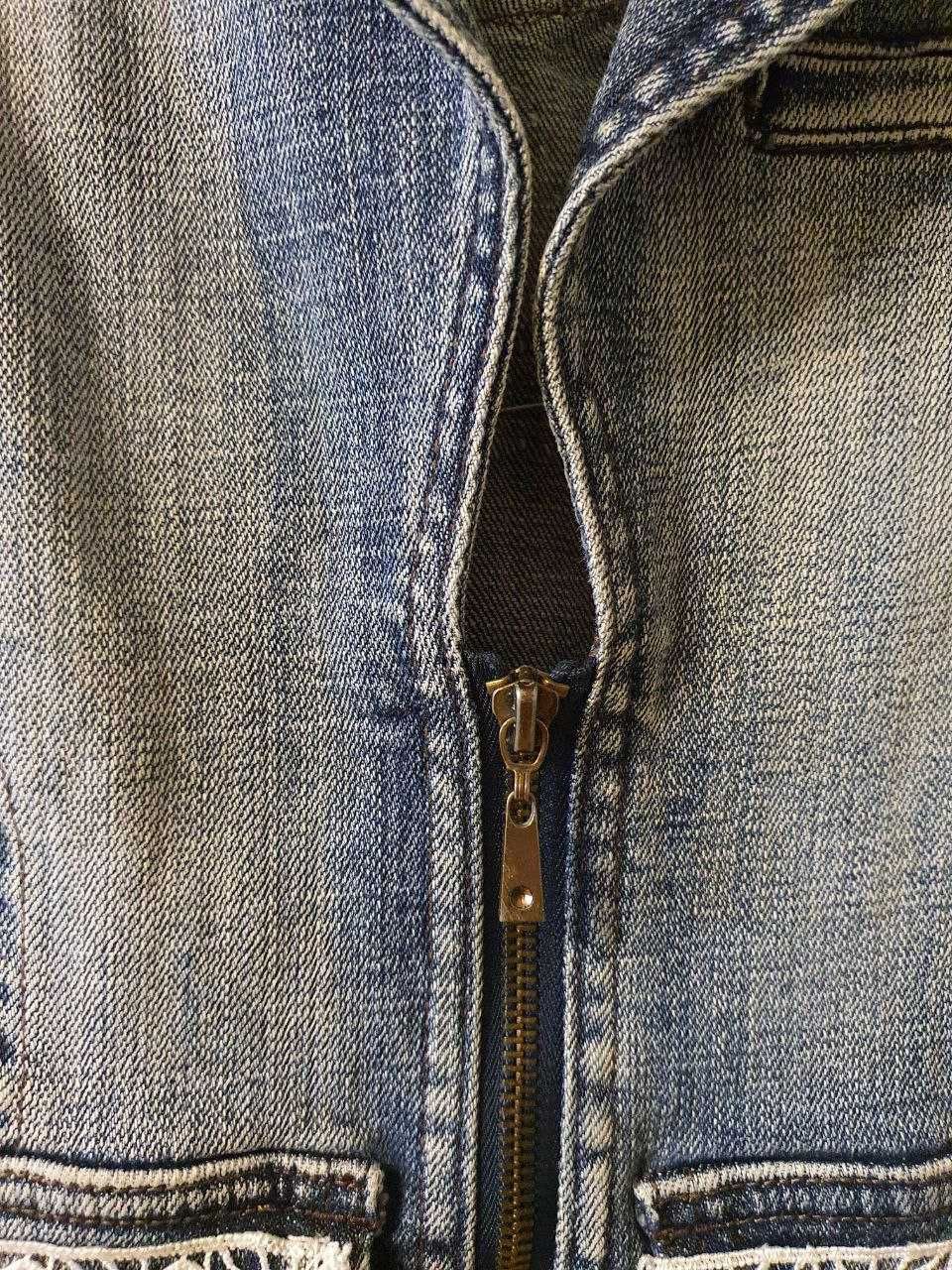Ефектна джинсова жилетка для тендітної жінки CLIMBER