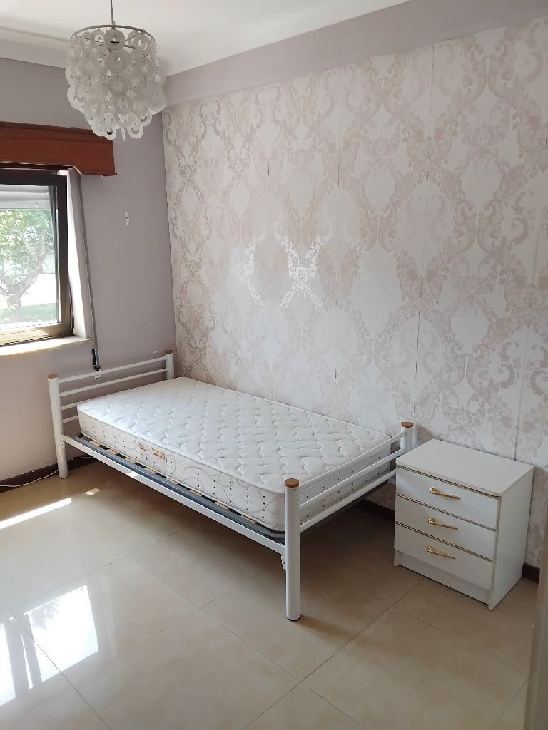 Alugo quarto a menina estudante