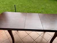 Rozkładany stół z litego drewna.