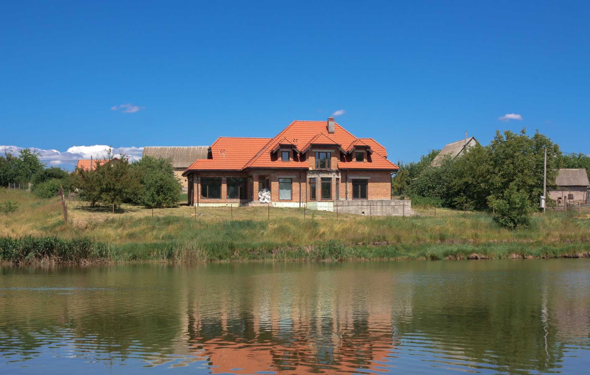 Продам дом на берегу озера в Шпитьках