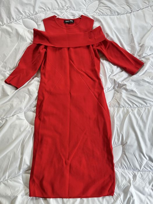 Красиві нарядні сукні в ідеальному стані