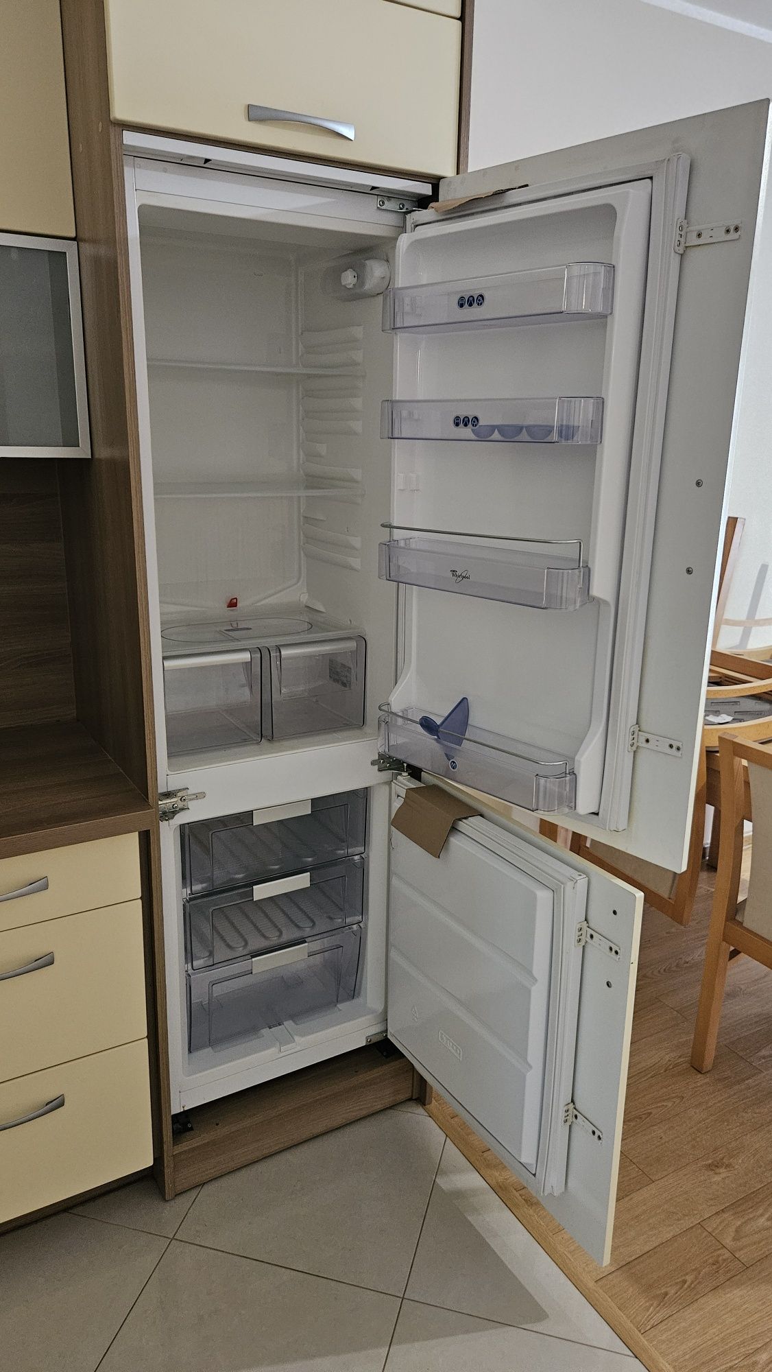 Lodówka do zabudowy whirlpool z zamrażalnikiem
