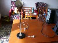 Lampa na biurko z regulowaną wysokością