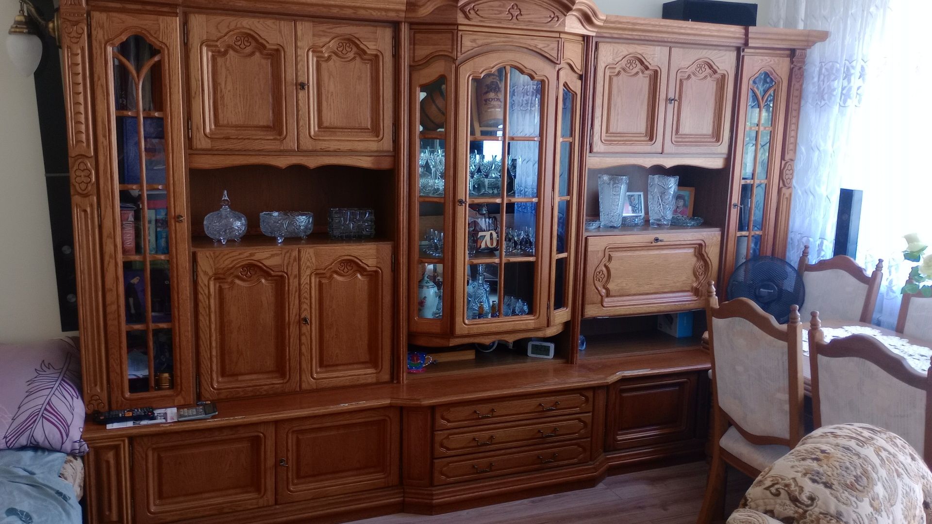 Sprzedam meble dębowe używane w dobrym stanie.cena z szafą 1000 zł.