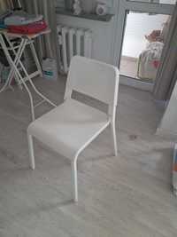 Krzesła ikea białe
