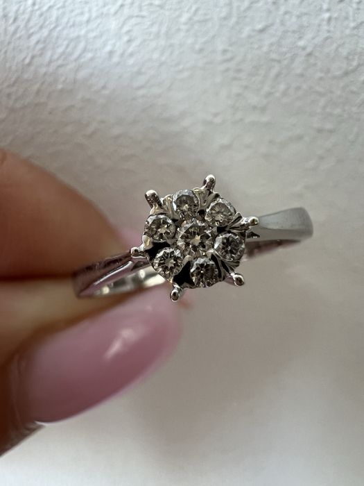 Изысканное золотое кольцо с бриллиантами