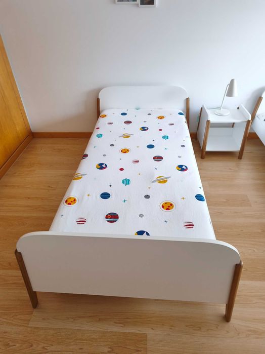 Quarto de criança completo – 2 camas + cómoda + estante + mesinha