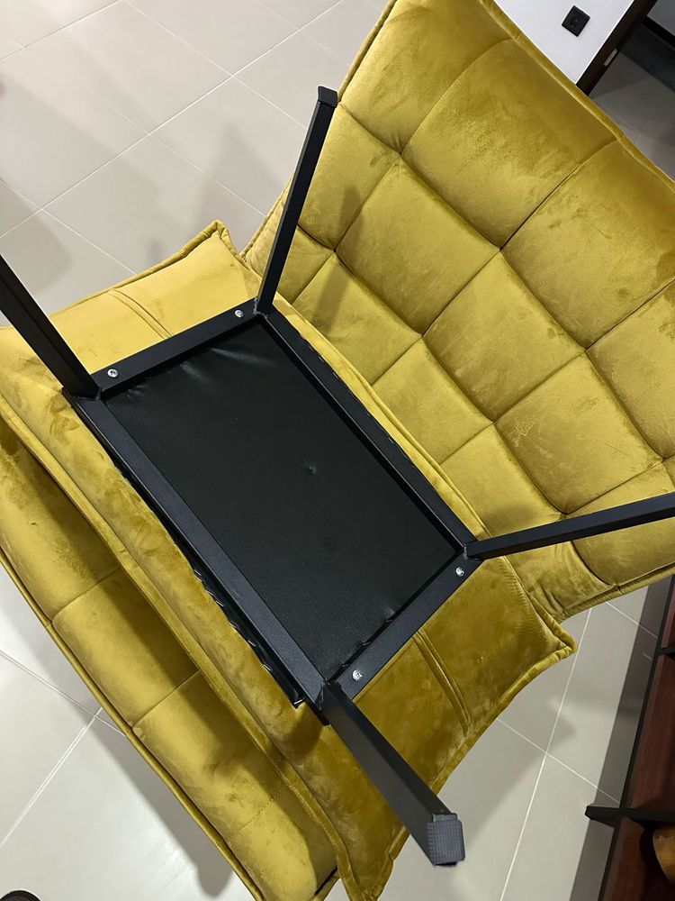 Poltrona com apoio de pés amarelo torrado