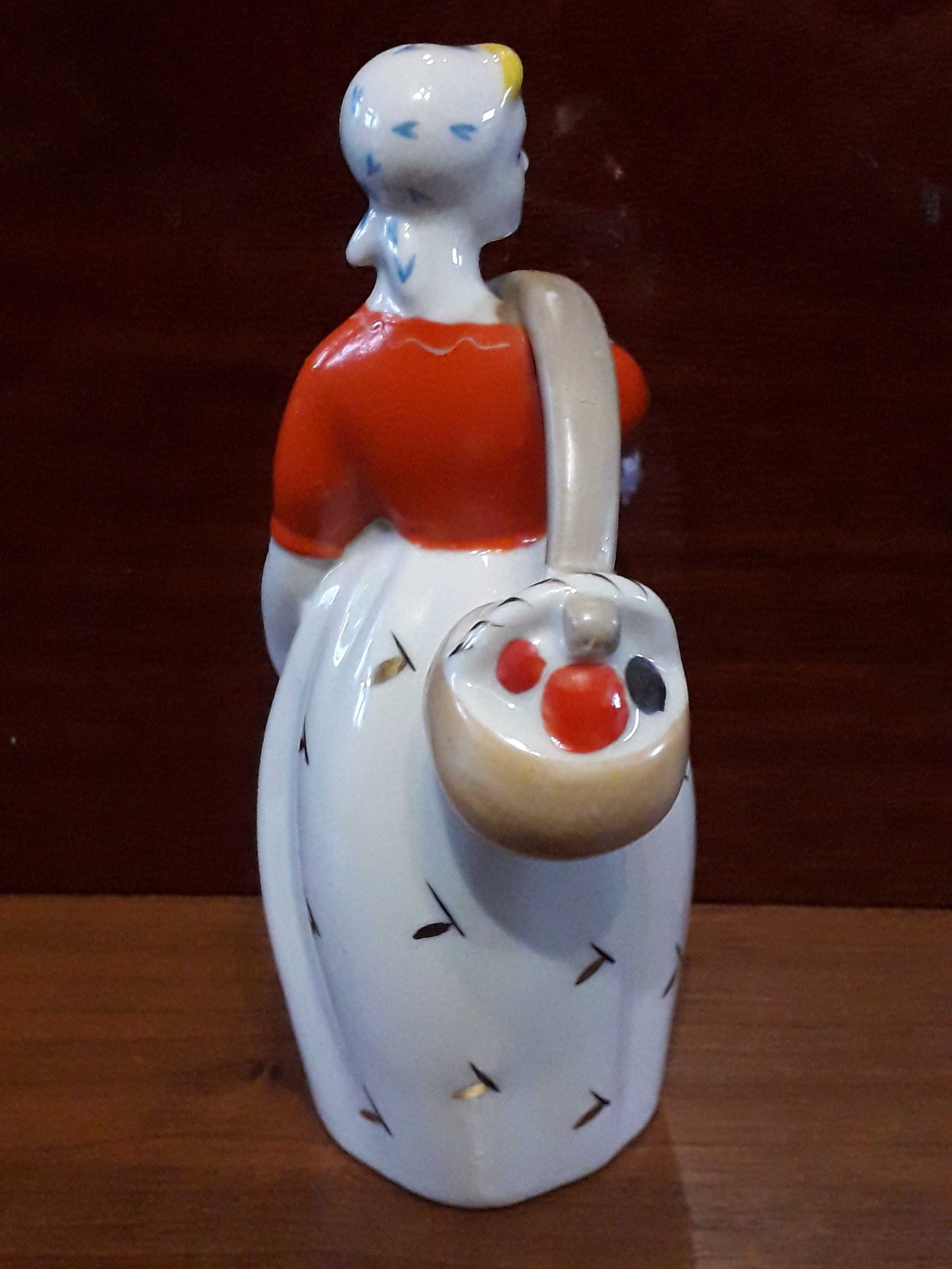 Статуетка дівчина з коромислом СРСР. Статуетка хлопчик з собачкою.