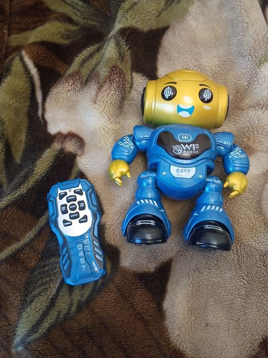 Робот на управлінні з пультом