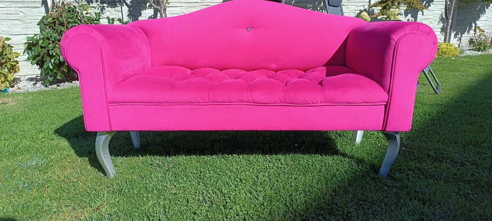 Piękna różowa sofa dla dziewczynki