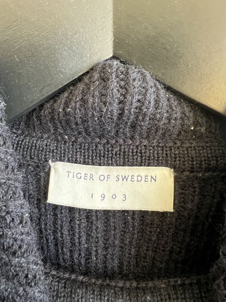 Sweter wełniany z kapturem