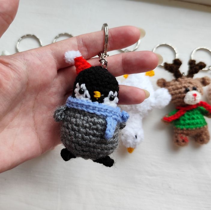Вязаный брелок зайчик, пингвин,гусь, олень, лягушонок