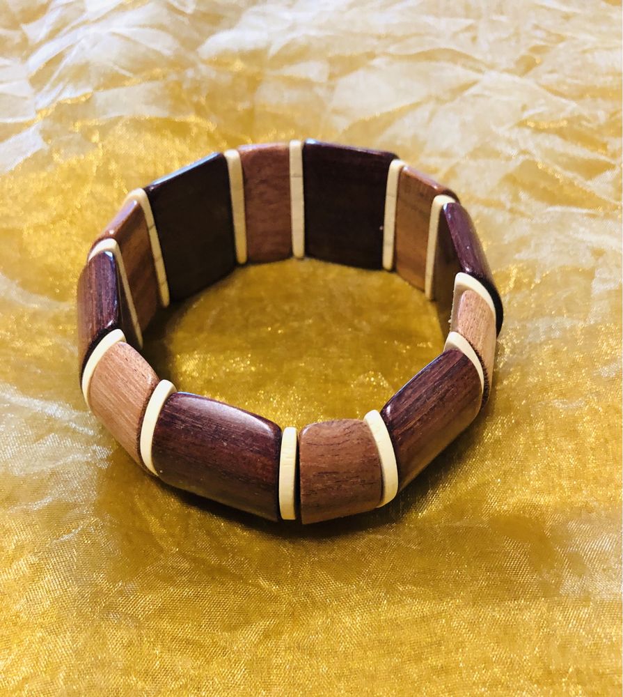 Pulseira elástica em madeira