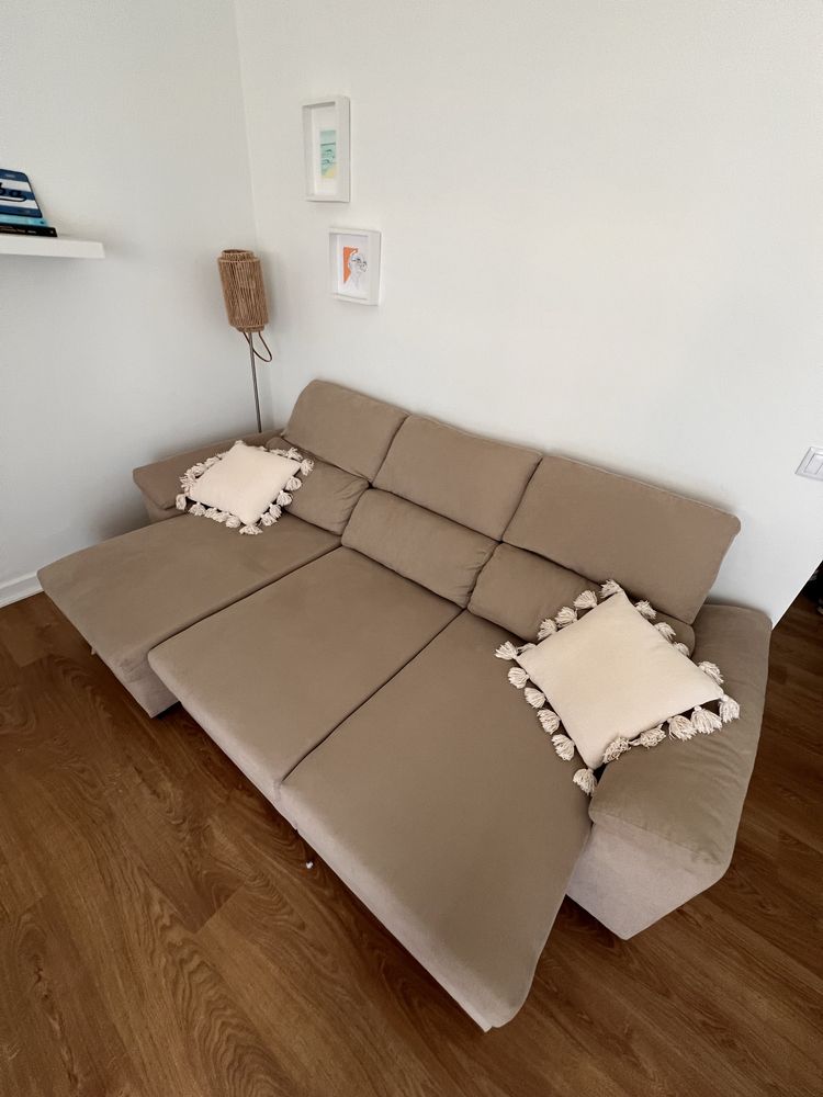 Sofá com chaise longue e arrumação