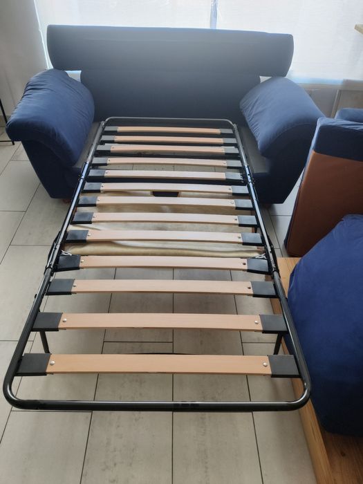 Sofá cama azul de veludo