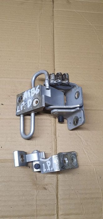 Zawias zawiasy drzwi lewy przód para Audi A4 B6 8E0831411B