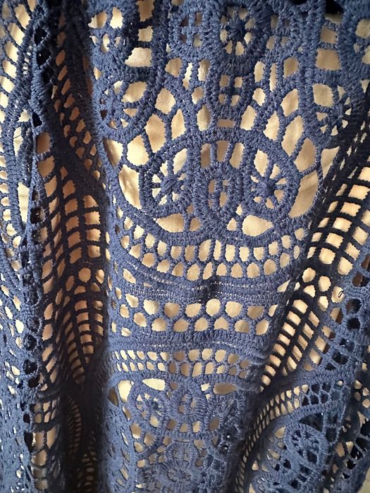 Сукня міді святкова з V-подібним вирізом