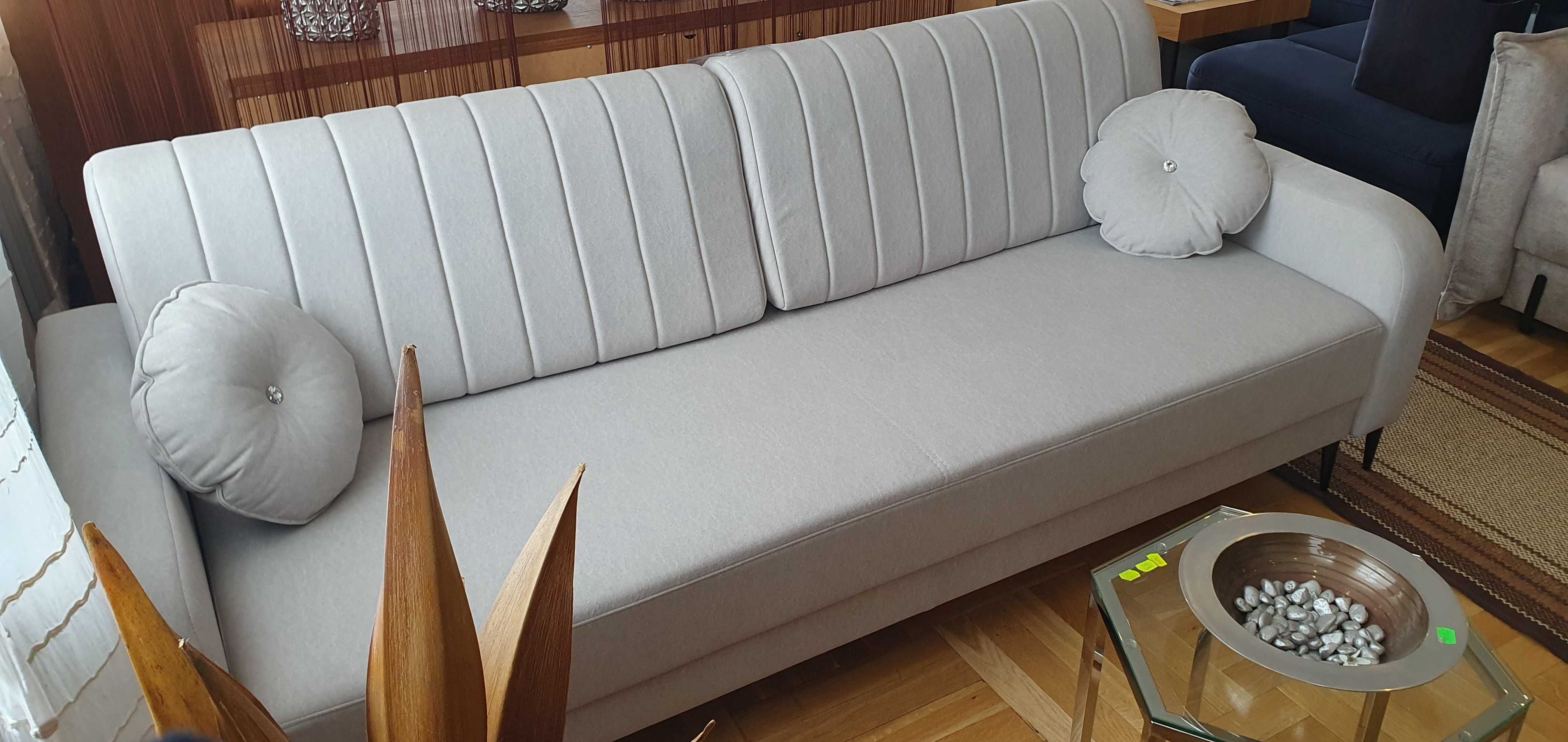 Jasnoszara sofa 230 cm z funkcją spania i pojemnikiem CARLO