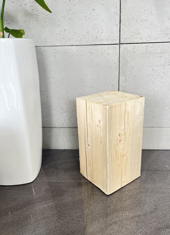 Minimalistyczny drewniany stolik pomocniczy stołek pniak pień szafka