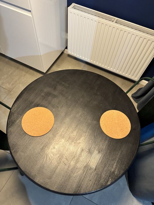 Stół okrągły + 2 metalowe krzesła – nowoczesny zestaw