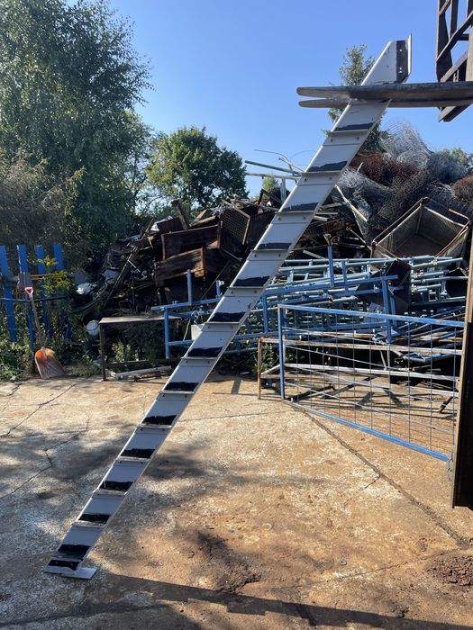 Stelaż schodów schody stalowe metalowe poręcz z barierką