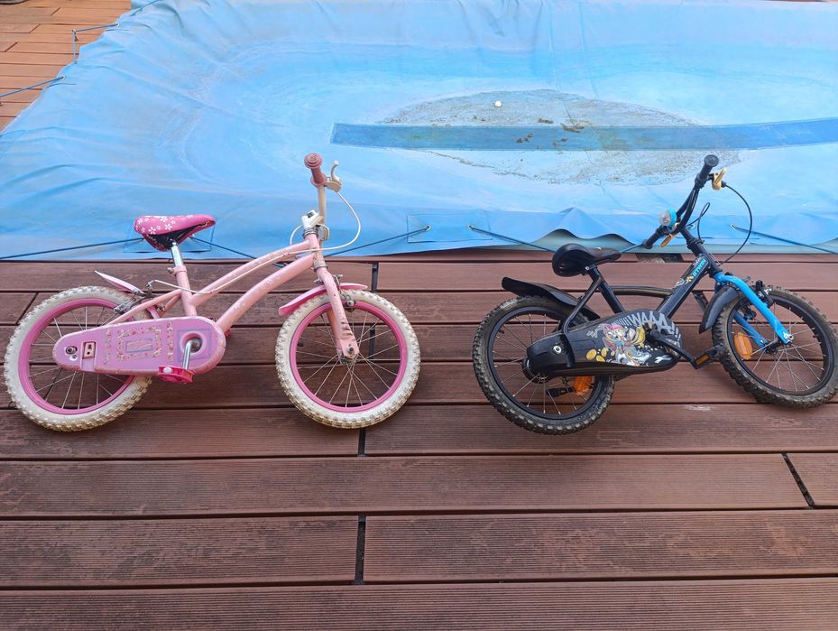 Duas bicicletas de menino e menina