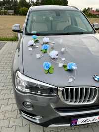 Biało niebieska dekoracja samochodu na auto samochód ślubny