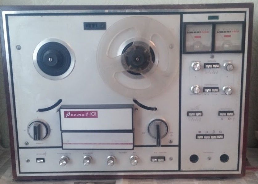 Продам магнитофон Ростов-101 стерео с 2-мя колонками по 15 вт