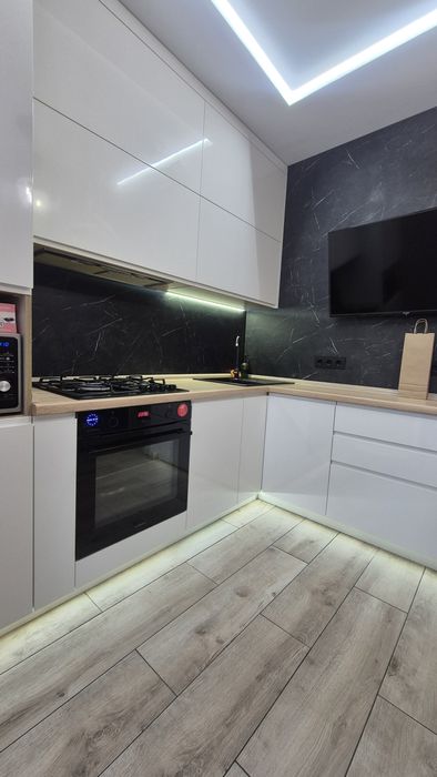 Двокімнатна квартира з кладовкою в ціні! Буча!