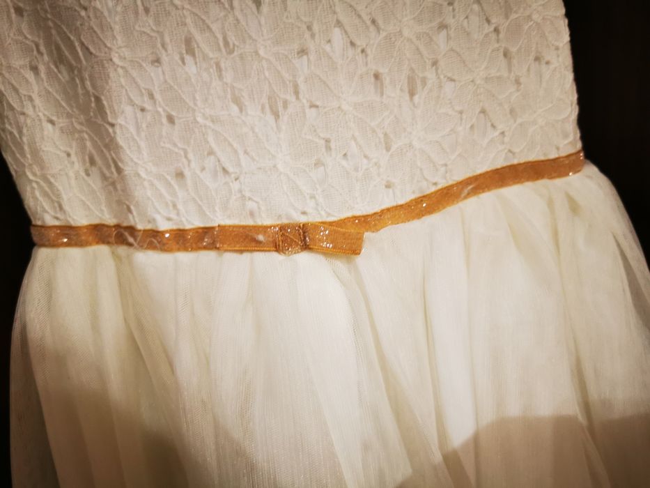 Biała piękna sukienka