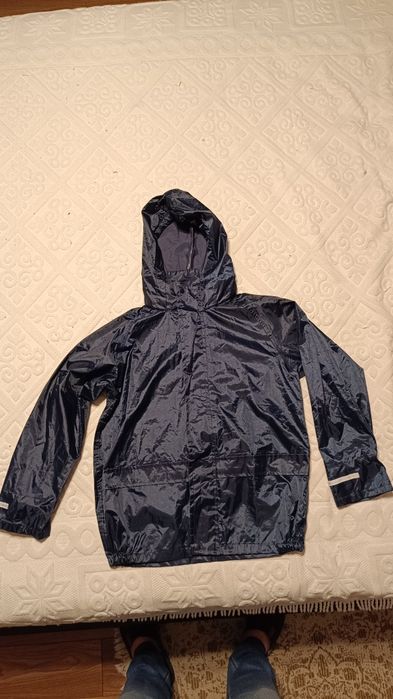 KURTKA przeciwdeszczowa na 9-10 lat, wiatrówka, z kapturem